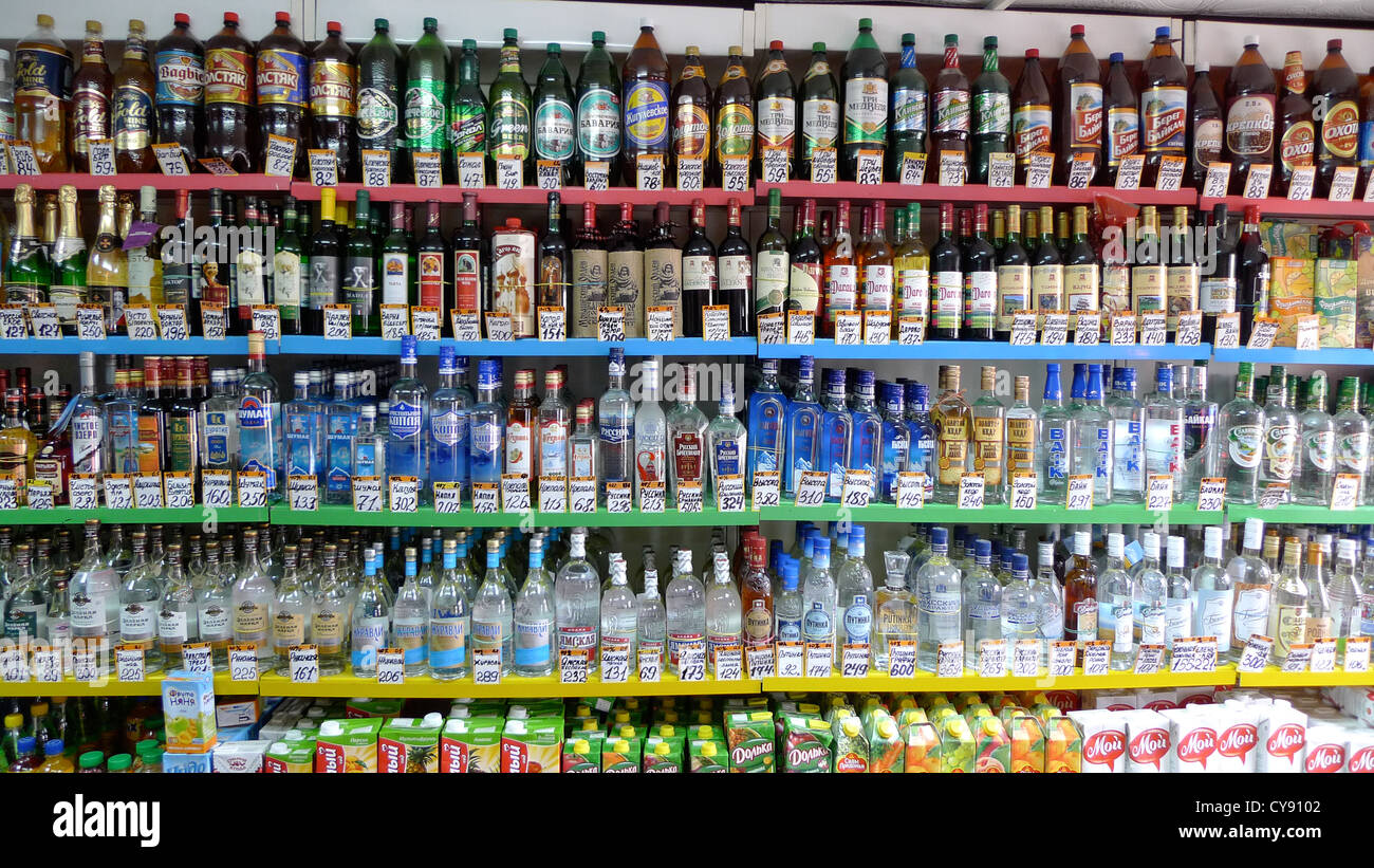 Una parete del negozio locale in Bolshoe Goloustnoe, un villaggio sulle rive del lago Baikal in Russia. Mostra principalmente bottiglie di alcol. Foto Stock