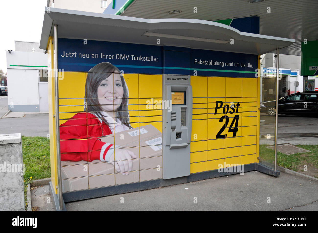 Un austriaco parcella automatizzata/post office punto di raccolta al di fuori di una stazione di riempimento benzina nei sobborghi di Vienna, Austria. Foto Stock