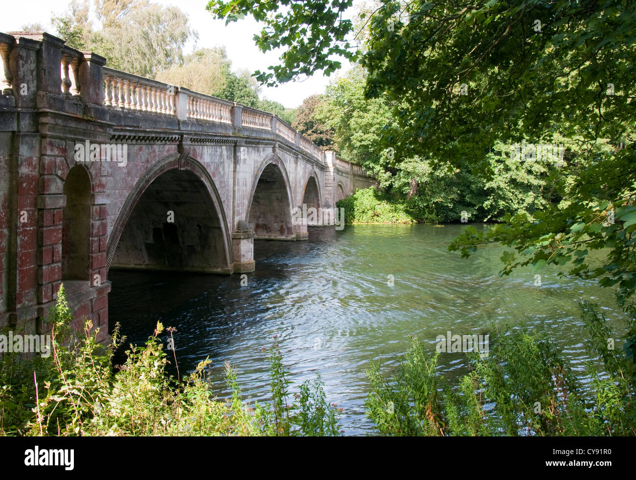 Il ponte di pietra a Clumber Park, Nottinghamshire England Regno Unito Foto Stock