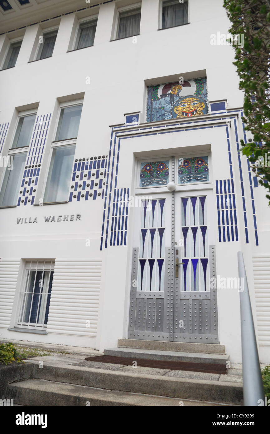 L'ingresso anteriore per la Villa in stile Art Nouveau Wagner II progettato da Otto Wagner, Hüttelbergstrasse 28, Vienna, Austria. Foto Stock