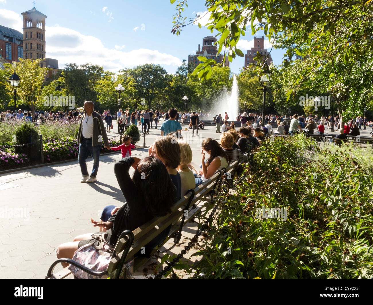 Fontana, paesaggistica e la folla, Washington Square Park, Greenwich Village, NYC Foto Stock