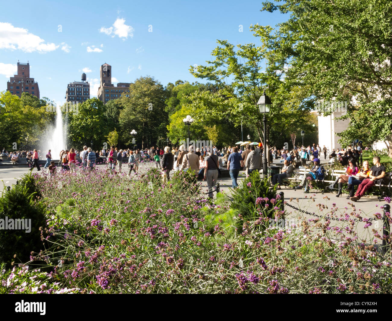 Fontana, paesaggistica e la folla, Washington Square Park, Greenwich Village, NYC Foto Stock