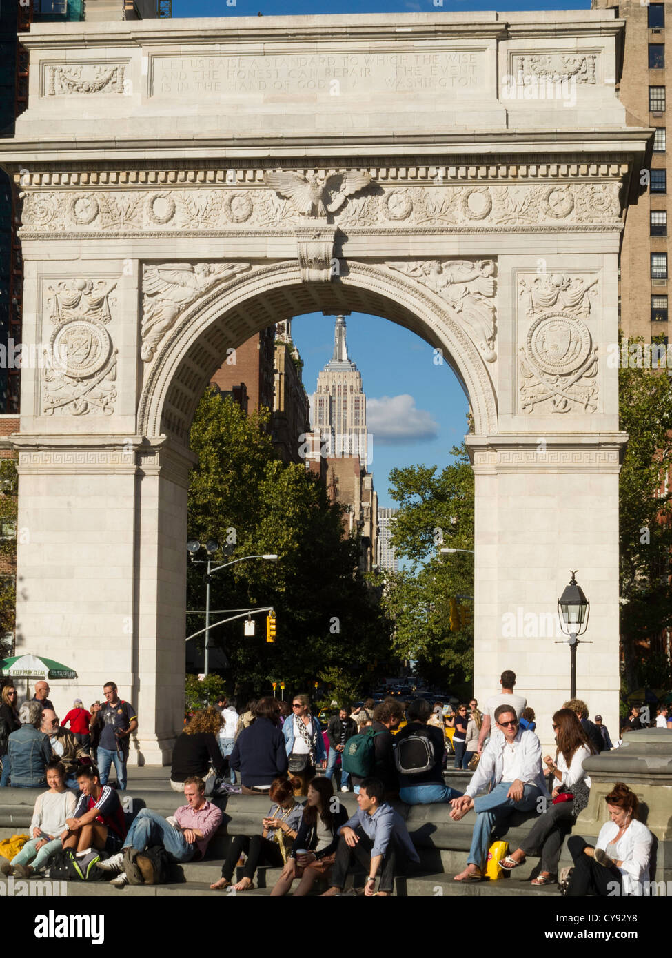 Washington Square Arch e la folla, Washington Square Park, Greenwich Village, NYC Foto Stock