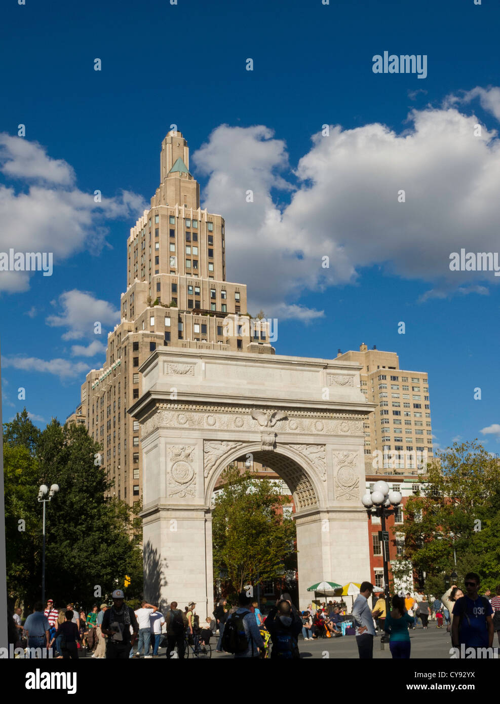 Washington Square Arch e la folla, Washington Square Park, Greenwich Village, NYC Foto Stock