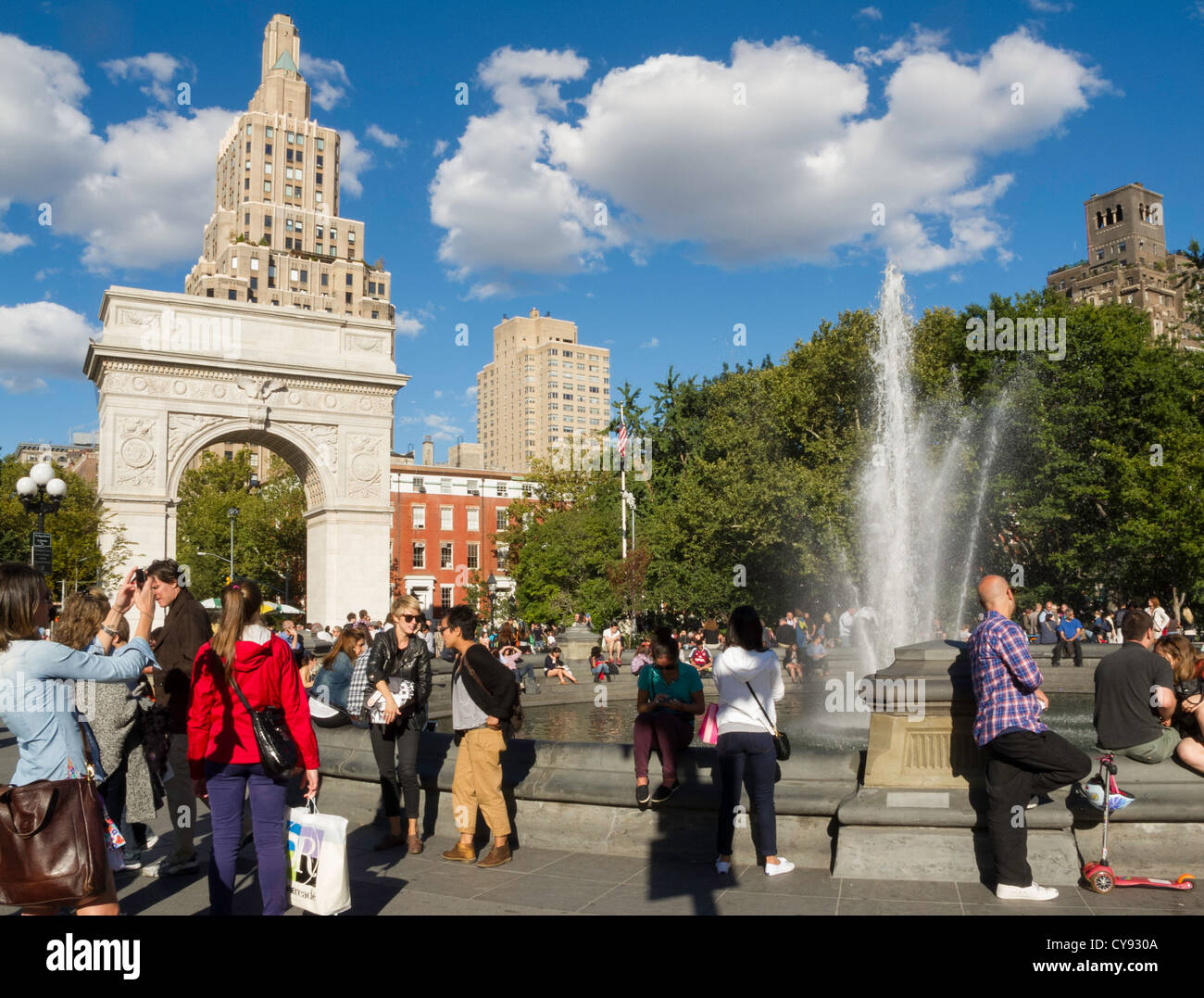 Washington Square Arch, Fontana e la folla, Washington Square Park, Greenwich Village, NYC Foto Stock