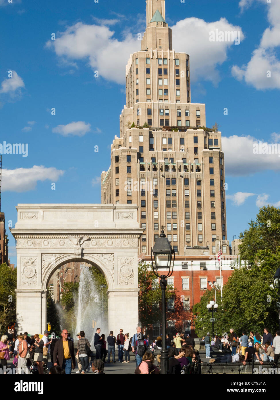 Washington Square Arch, Fontana e la folla, Washington Square Park, Greenwich Village, NYC Foto Stock