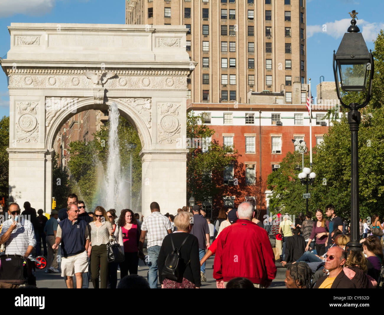 Washington Square Arch, Fontana e la folla, Washington Square Park, Greenwich Village, NYC Foto Stock
