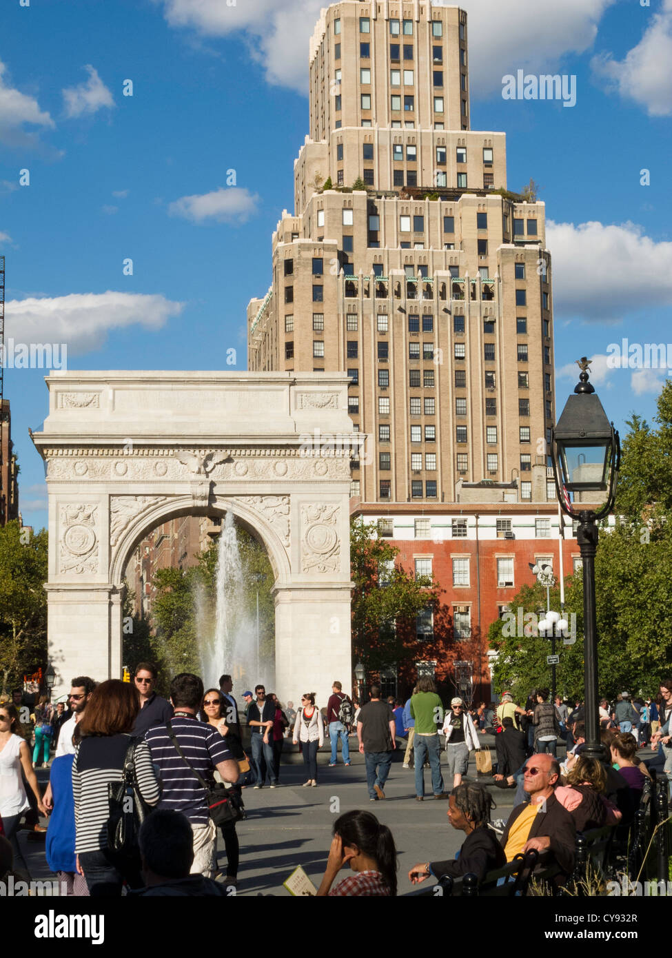 Washington Square Arch, Fontana e la folla, Washington Square Park, Greenwich Village, NYC Foto Stock