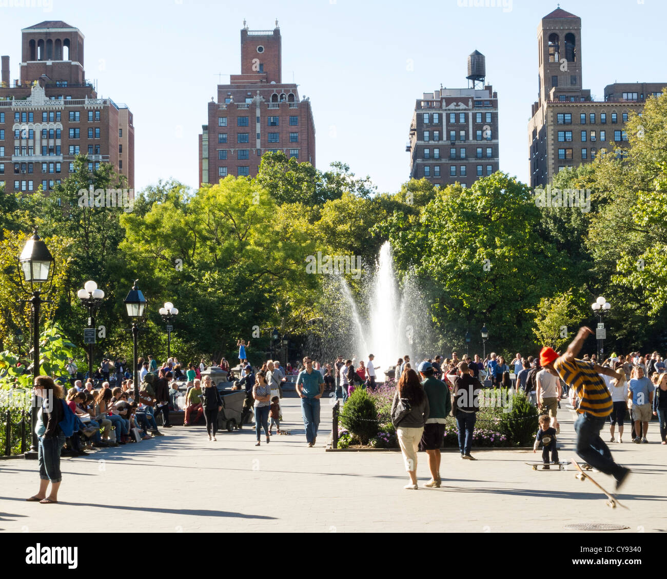 La fontana e la folla, Washington Square Park, Greenwich Village, NYC Foto Stock