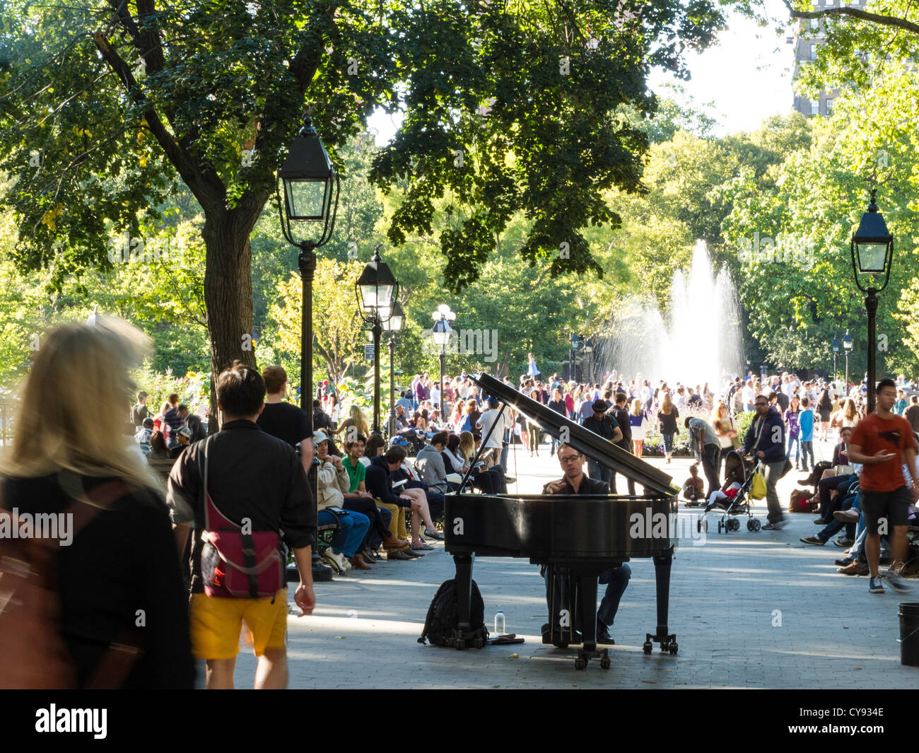 Giocatore pianoforte e fontana, Washington Square Park, Greenwich Village, NYC Foto Stock