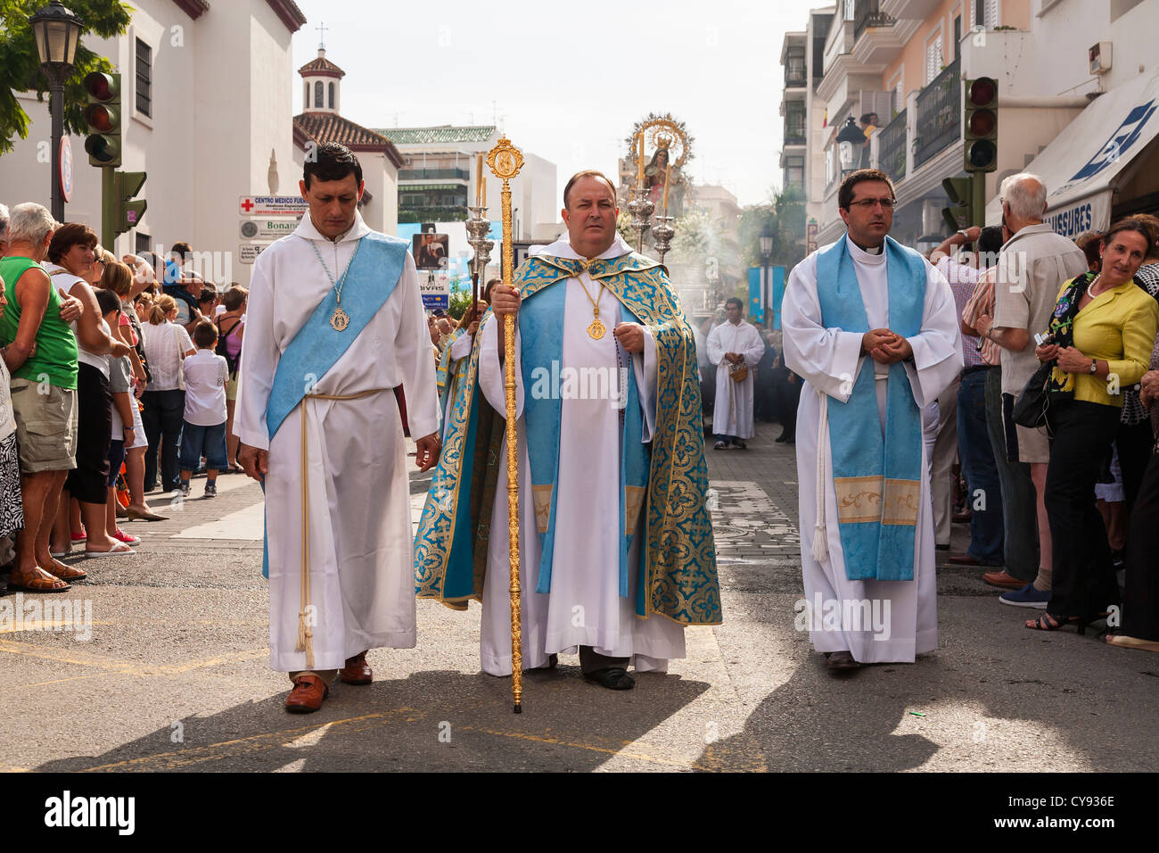 Churchman e gli operatori in processione religiosa. Fuengirola. Spagna. Foto Stock