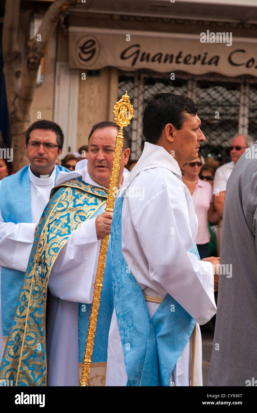 Churchman e gli operatori in processione religiosa. Fuengirola. Spagna. Foto Stock