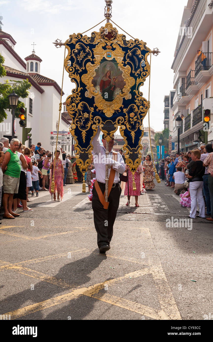 L'uomo porta Banner religiosa. Processione religiosa. Fuengirola. Spagna. Foto Stock