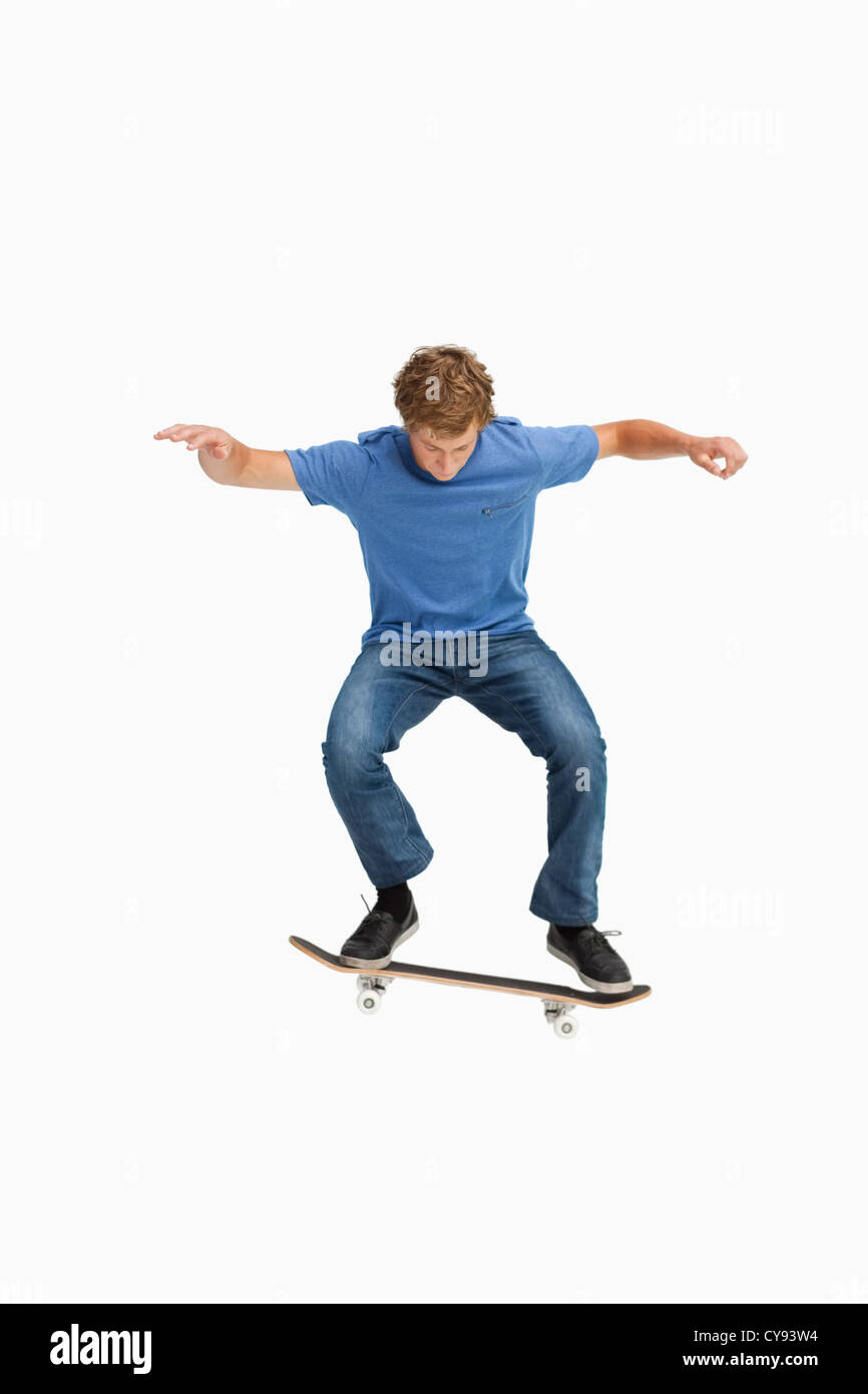 Giovane uomo su uno skateboard Foto Stock