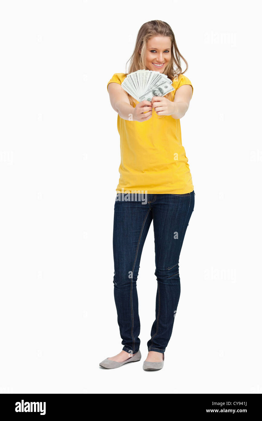 Donna bionda sorridere mentre mostra un sacco di dollari Foto Stock