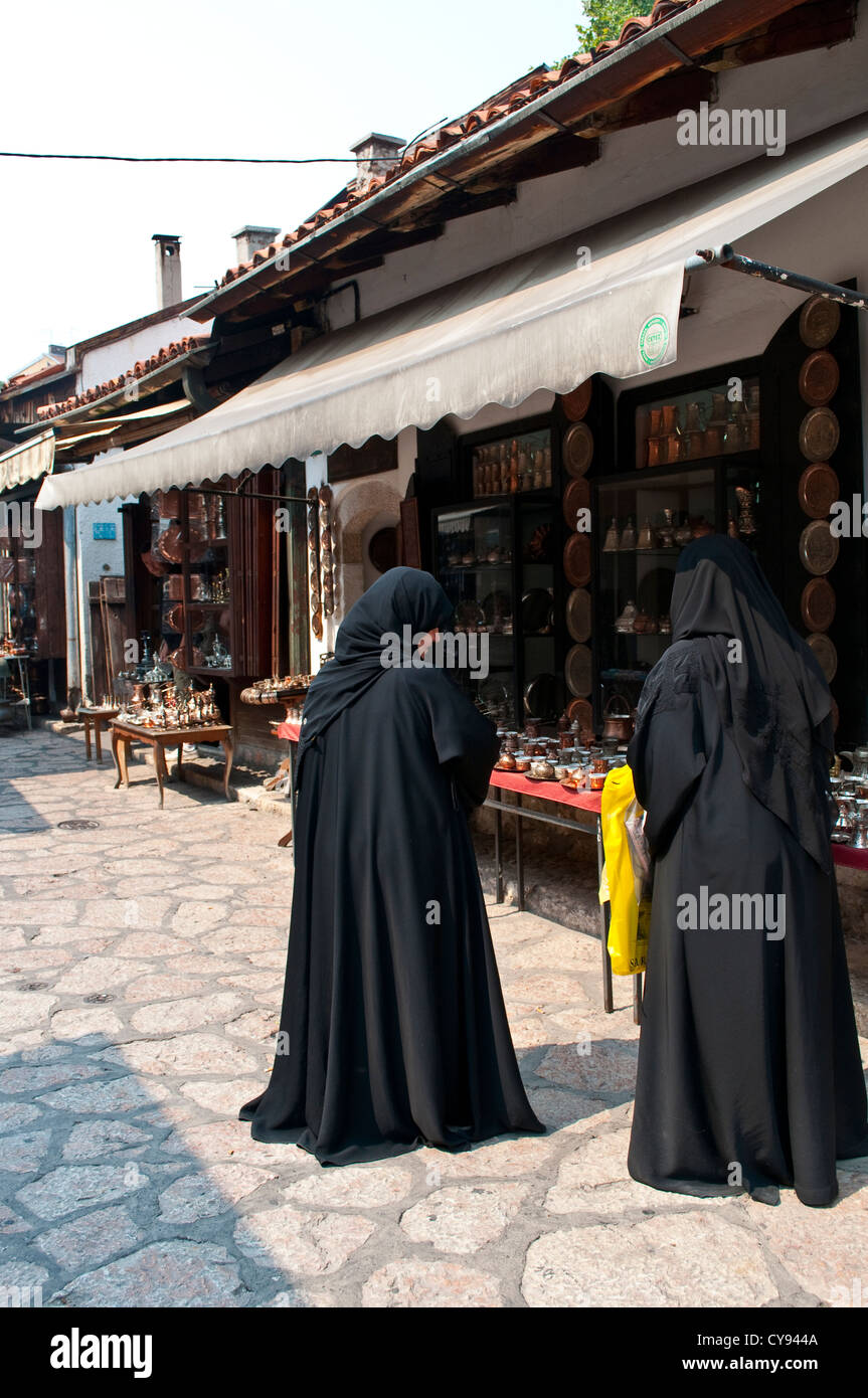 Le donne in chador, negozi Bascarsija, Sarajevo, Bosnia ed Erzegovina Foto Stock