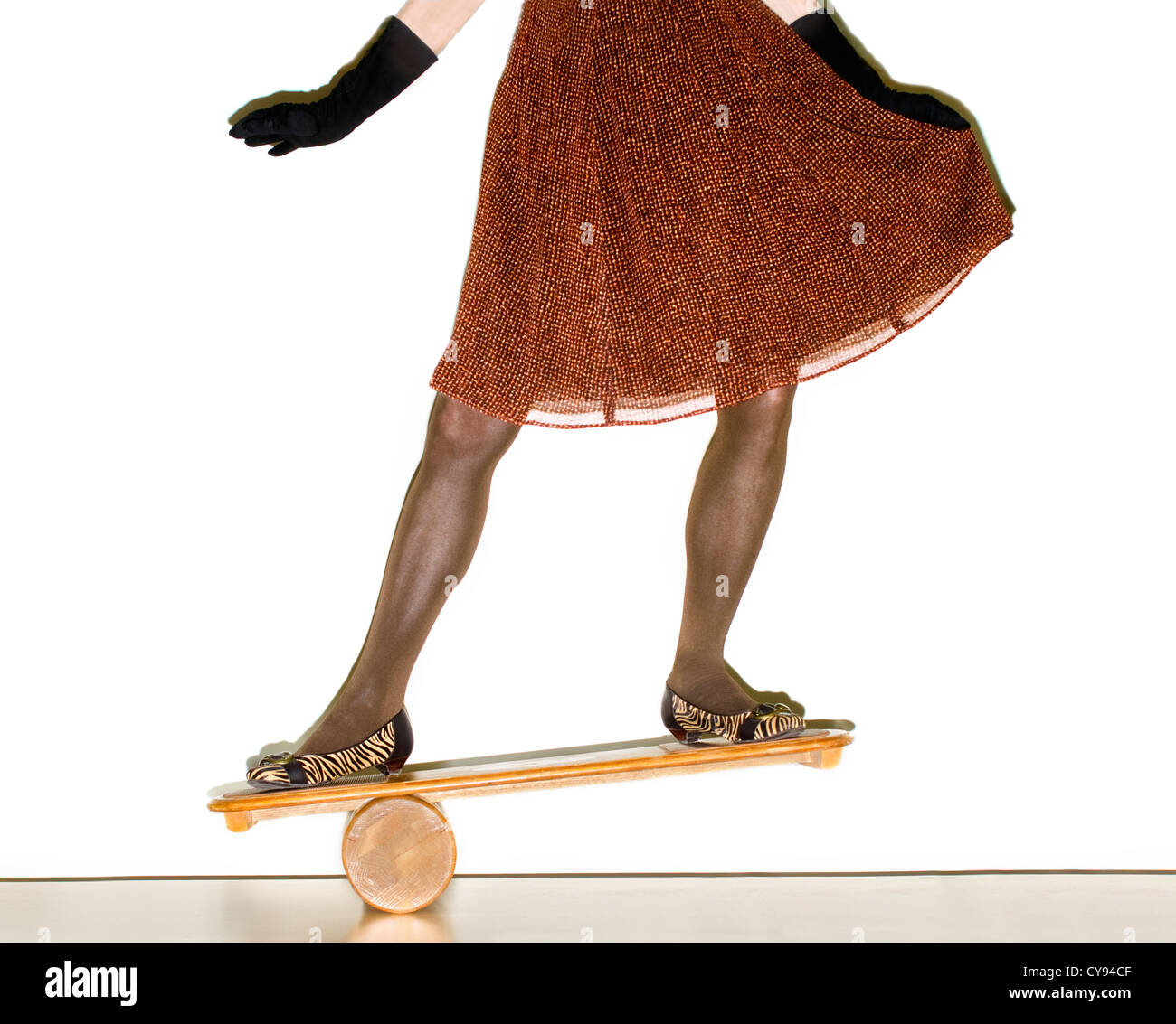 Agile donna su balance board Foto Stock
