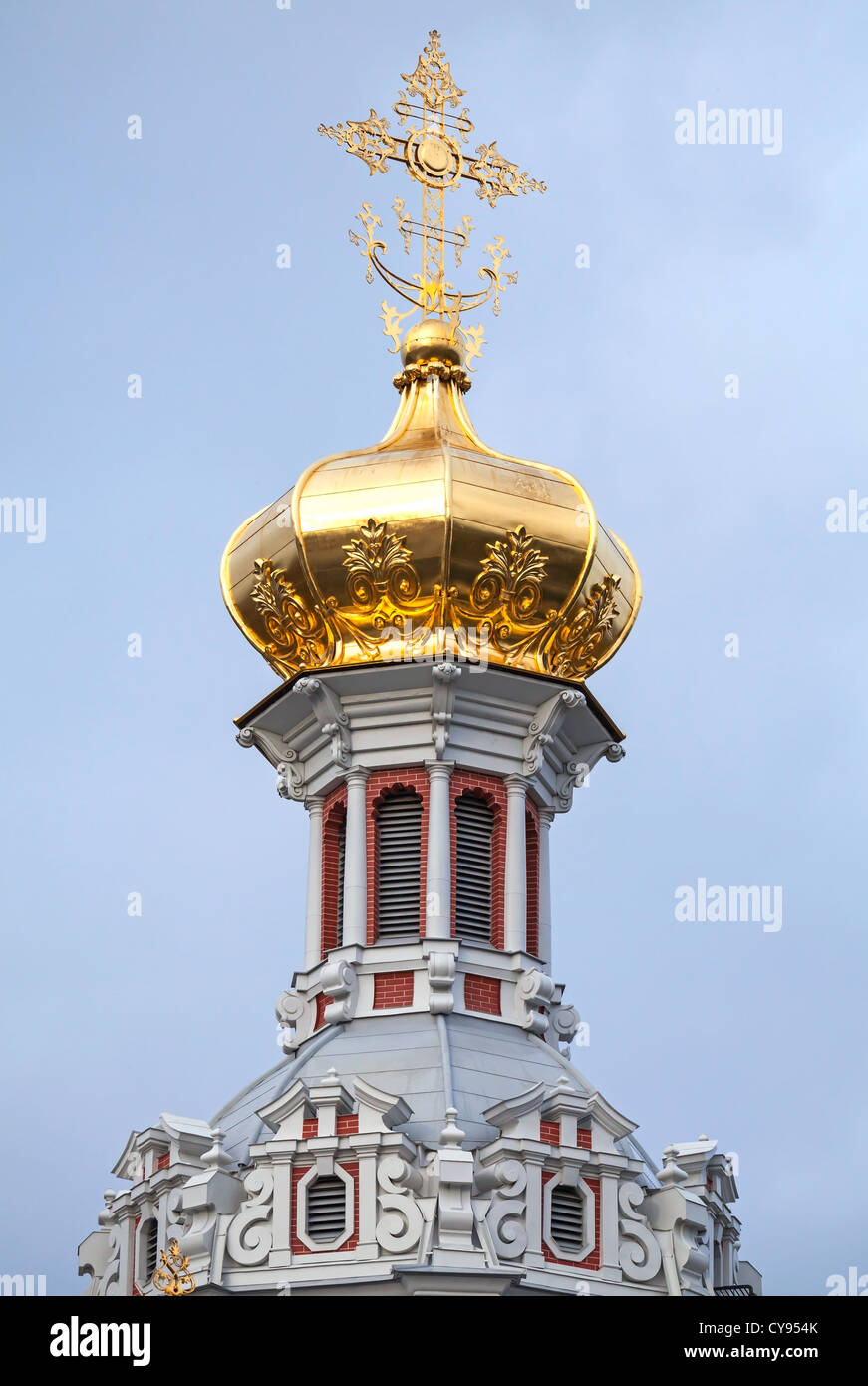 Cupola dorata con croce. Vecchia Chiesa Ortodossa della Natività di San Pietroburgo, Russia Foto Stock