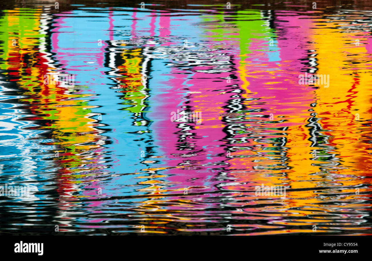 Abstract coloratissimo graffito riflesso nell'acqua di un fiume Foto Stock