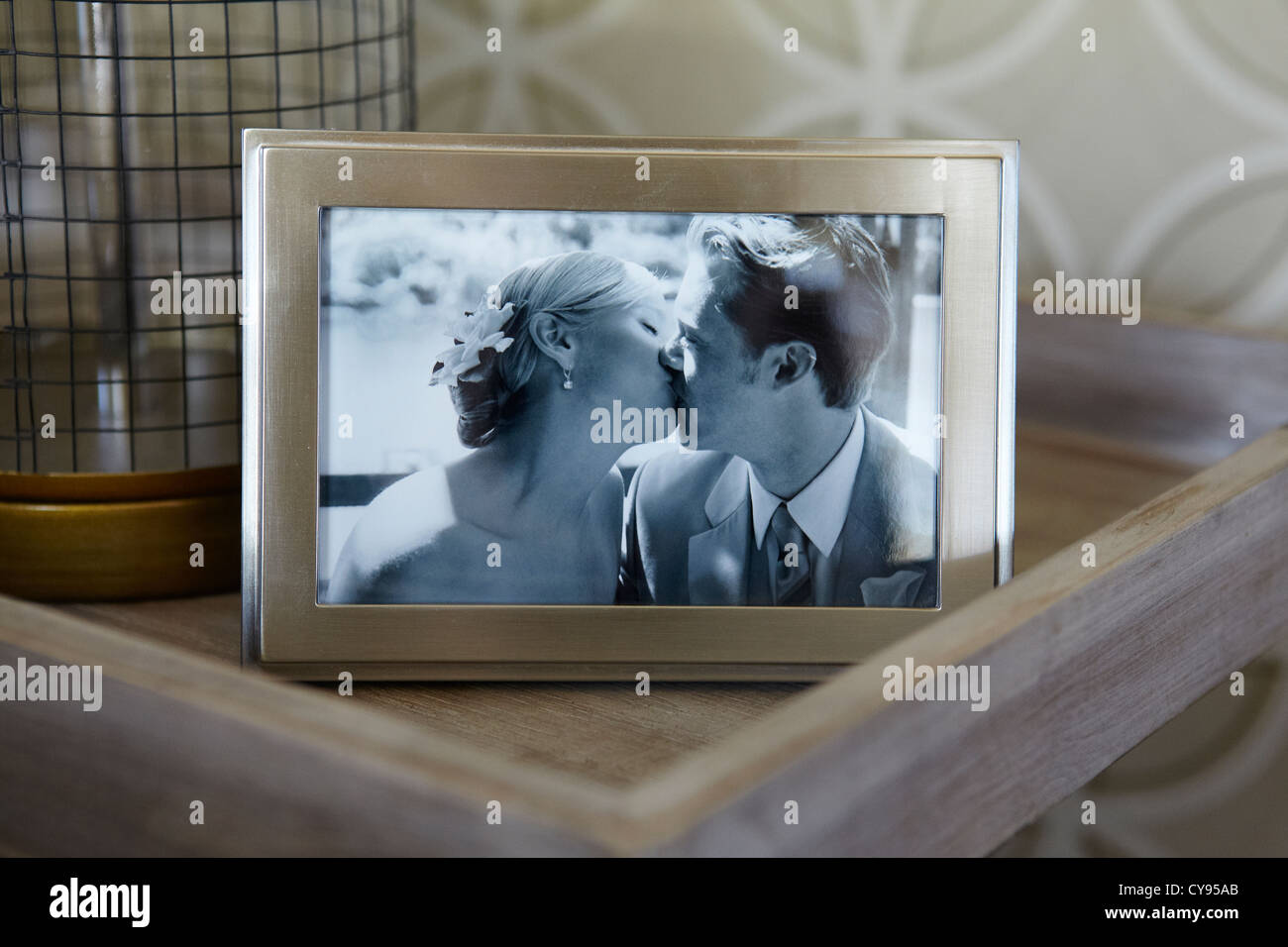 Cornice foto di nozze della sposa e lo Sposo baciare. Foto Stock