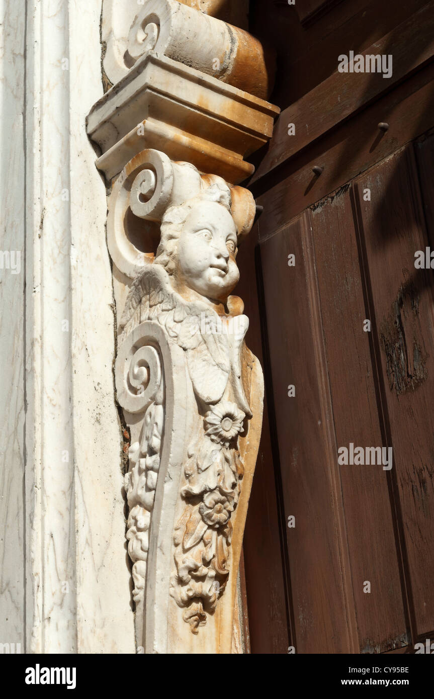 Un angelo barocco Cariatide Intagliata in marmo sulla soglia di una porta, Portogallo Foto Stock
