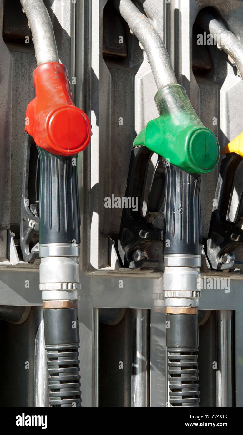 Più benzina gli ugelli della pompa al distributore di benzina Foto Stock