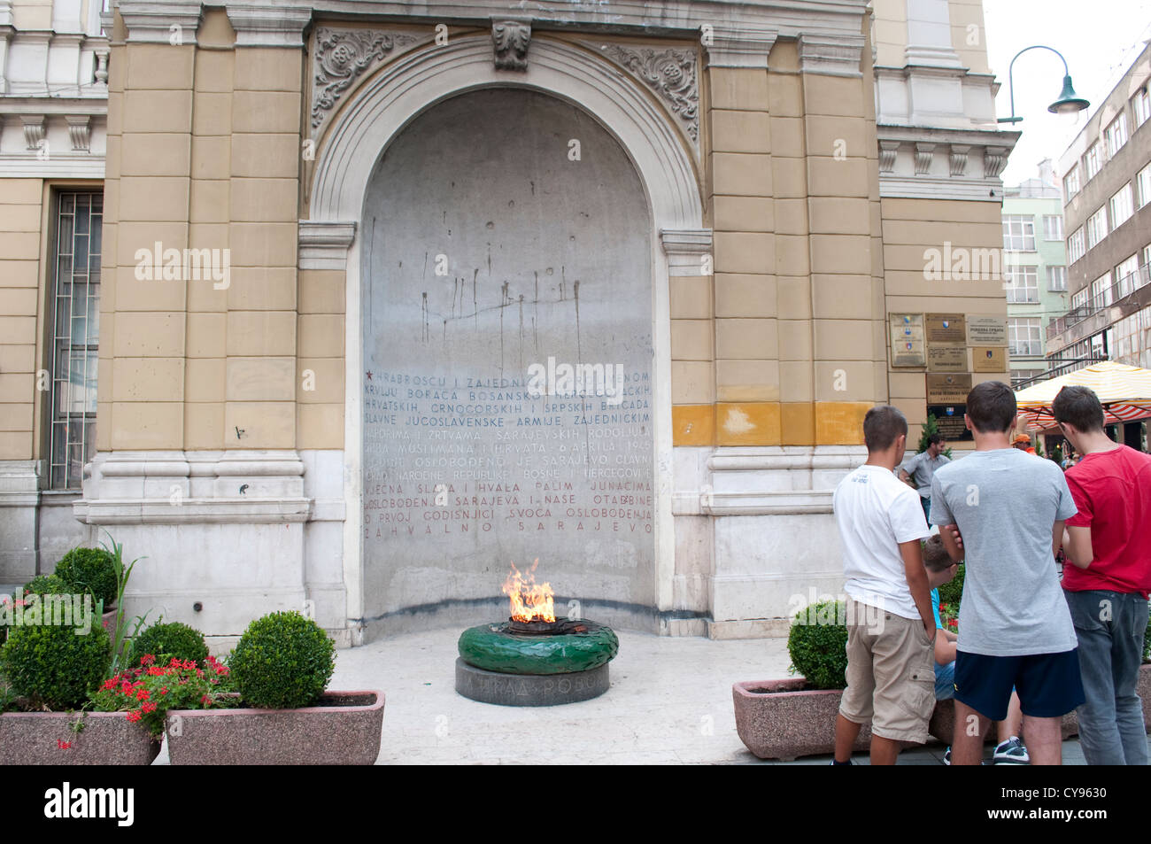 Un fuoco eterno per la seconda guerra mondiale i soldati, Marsala Tita Street, Sarajevo, Bosnia ed Erzegovina Foto Stock