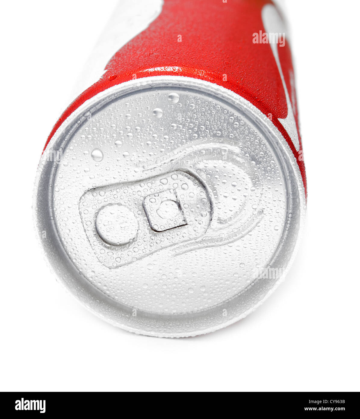 Red può bere con le goccioline di acqua su sfondo bianco Foto Stock