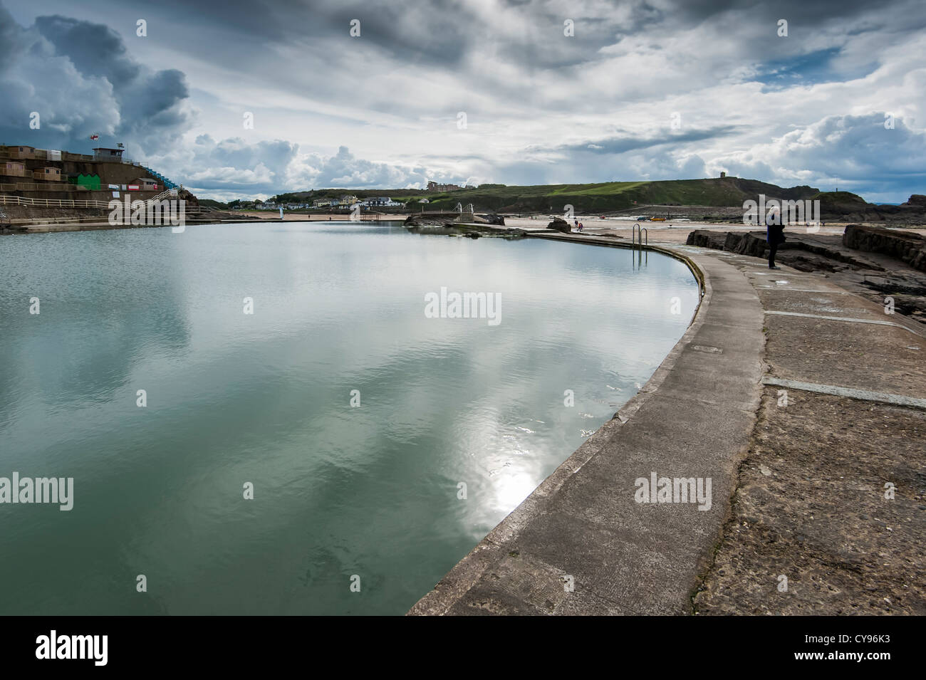 Un cielo tempestoso, tempesta nuvole sopra Summerleaze seapool, Bude, Cornwall, un popolare REGNO UNITO British turistico destinazione di vacanza Foto Stock