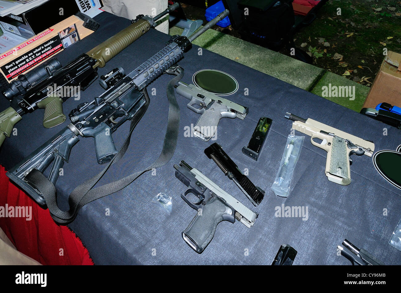 Assortimento di armi da fuoco sul display a fornitori di FBI convenzione. Foto Stock