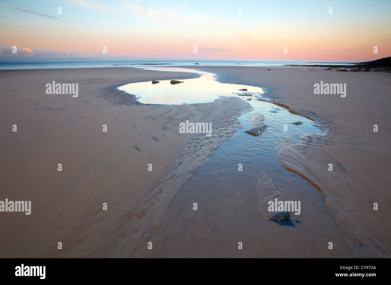 Piscine e rocce di Dunraven Bay, Bridgend, bassa marea, alba. Parte del Glamorgan Heritage Coast. Foto Stock