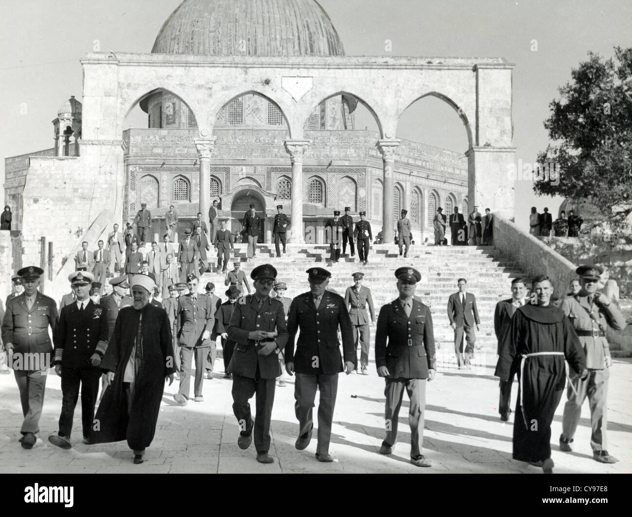 I leader alleati a Gerusalemme 1943 sulla via del ritorno dalla Conferenza di Teheran, qui lasciando la Cupola della roccia. Foto di Gale Lewis Foto Stock