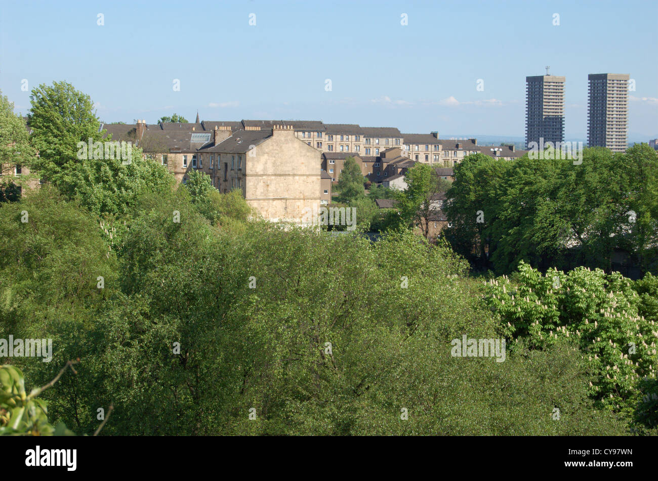 Vista di appartamenti da necropoli del cimitero a Glasgow, Scozia Foto Stock