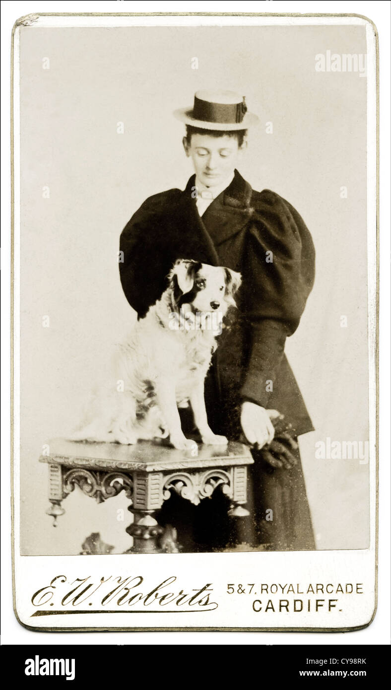 Giovane donna vittoriana con ritratto studio cane circa 1890 dal fotografo E.W. Roberts di Cardiff Galles del Sud Regno Unito Foto Stock