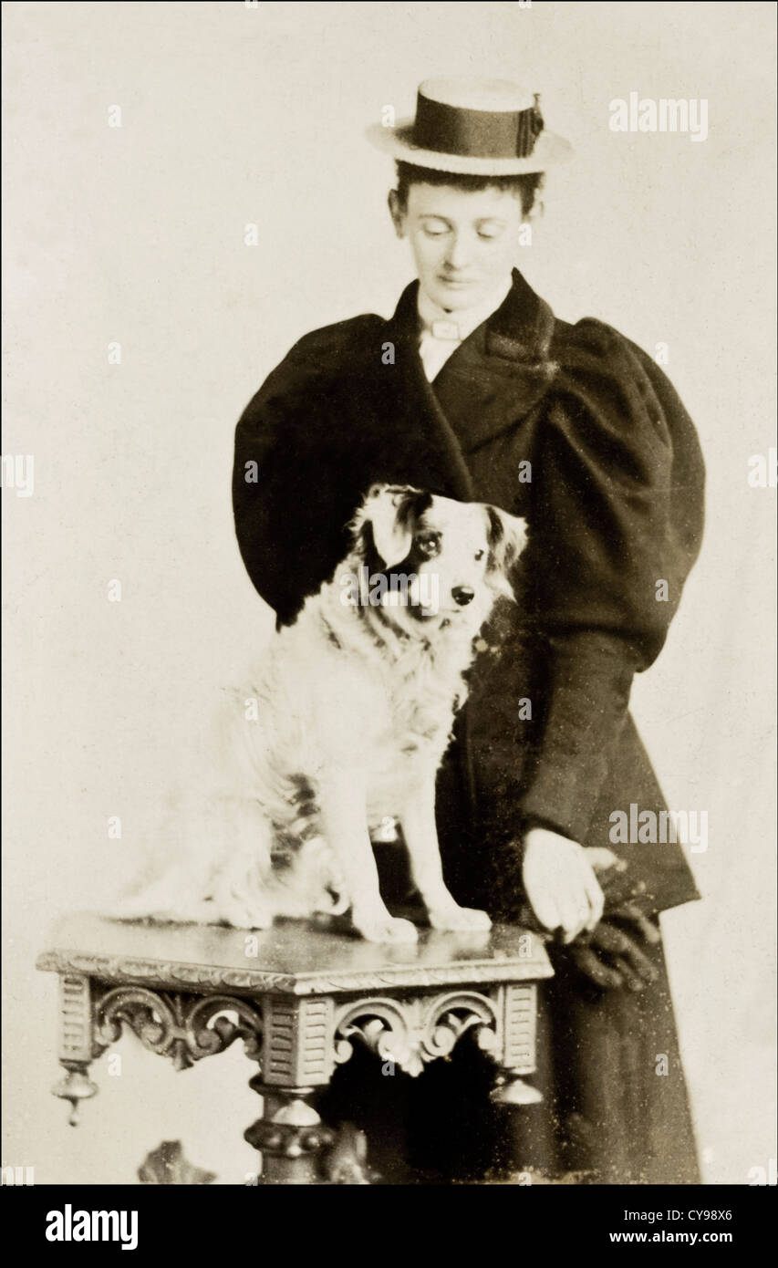 Giovane donna vittoriana con ritratto studio cane circa 1890 dal fotografo E.W. Roberts di Cardiff Galles del Sud Regno Unito Foto Stock