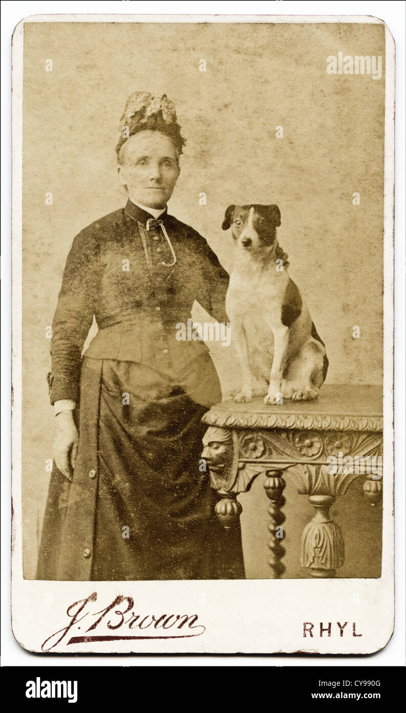Donna anziana vittoriana con ritratto studio cane circa 1880 dal fotografo J. Brown di Rhyl Galles del Nord UK Foto Stock