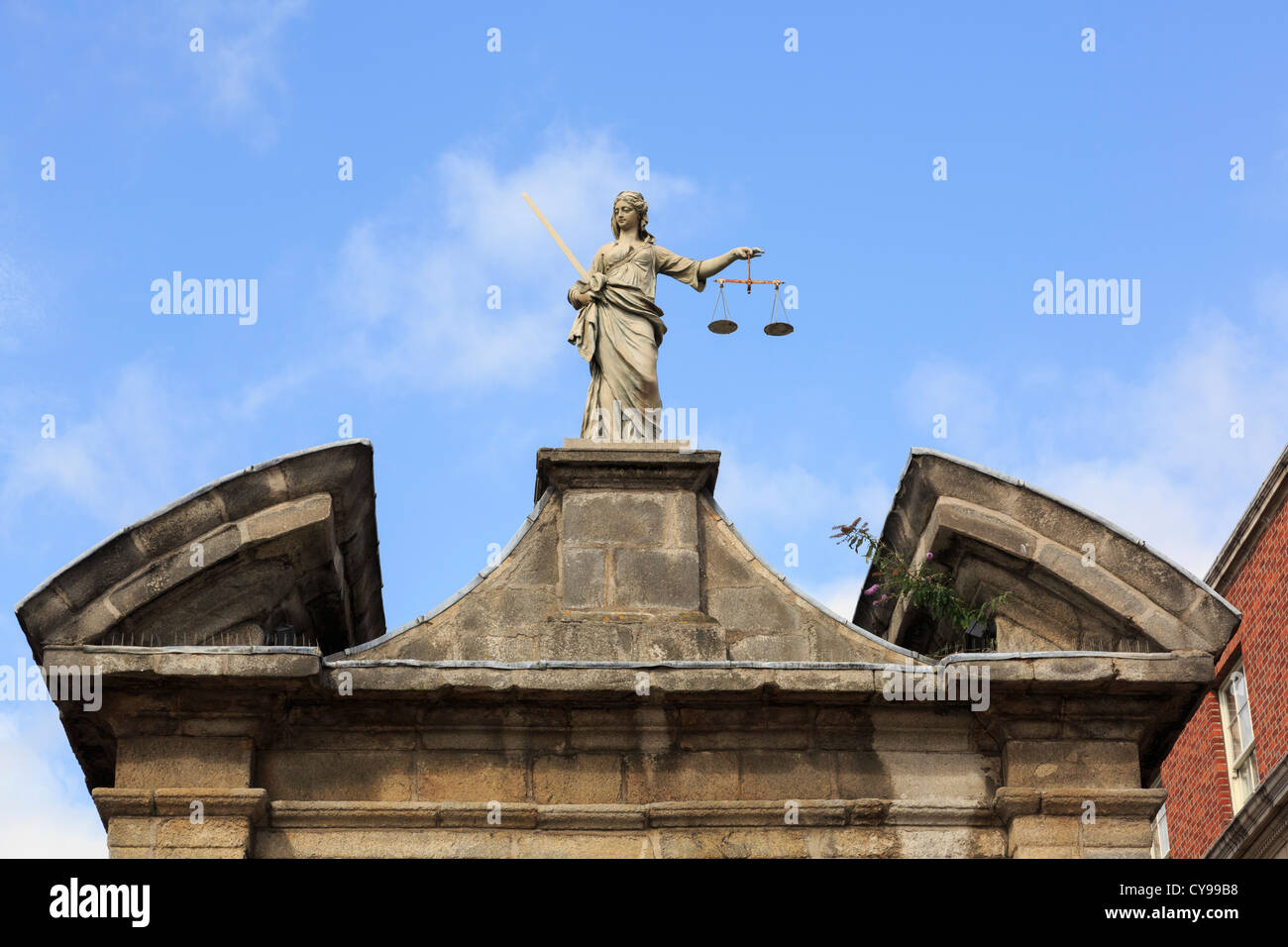 Statua di Lady giustizia scale di contenimento al di sopra di un cancello di ingresso nel castello di Dublino. Dublino Repubblica di Irlanda, Eire. Foto Stock