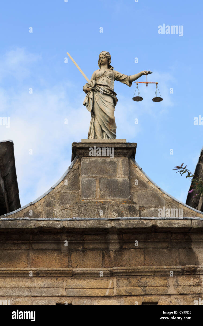 Statua di Lady giustizia scale di contenimento al di sopra di un cancello di ingresso nel castello di Dublino. Dublino Repubblica di Irlanda, Eire. Foto Stock