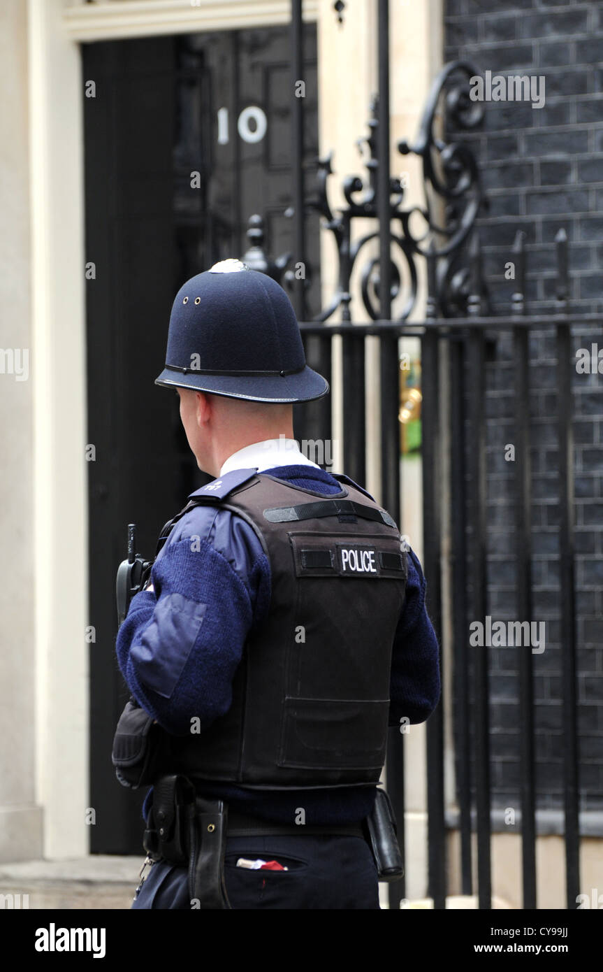 Poliziotto fuori numero 10 di Downing Street, Londra, Regno Unito Foto Stock