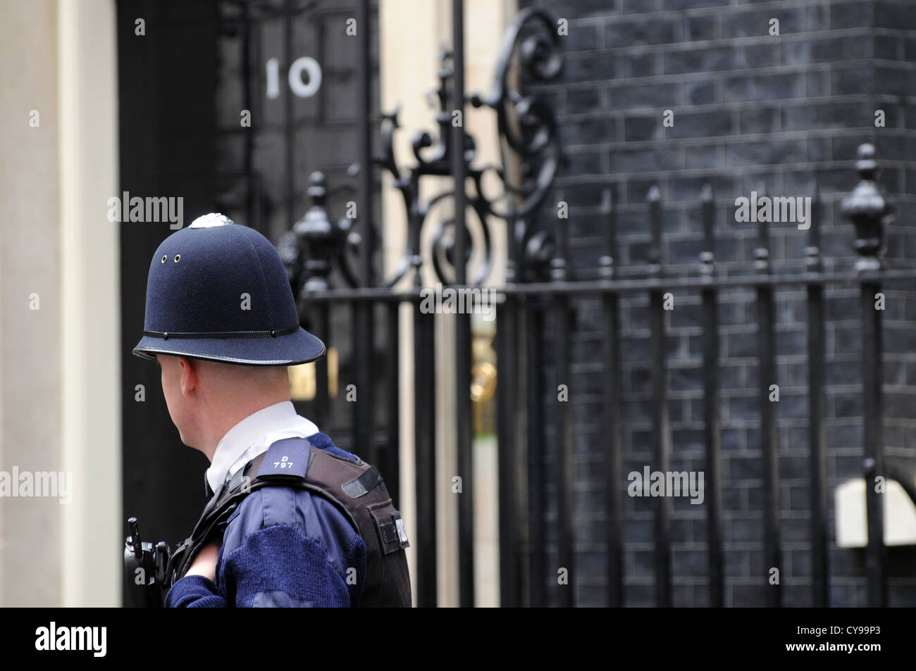 Poliziotto fuori numero 10 di Downing Street, Londra, Regno Unito Foto Stock