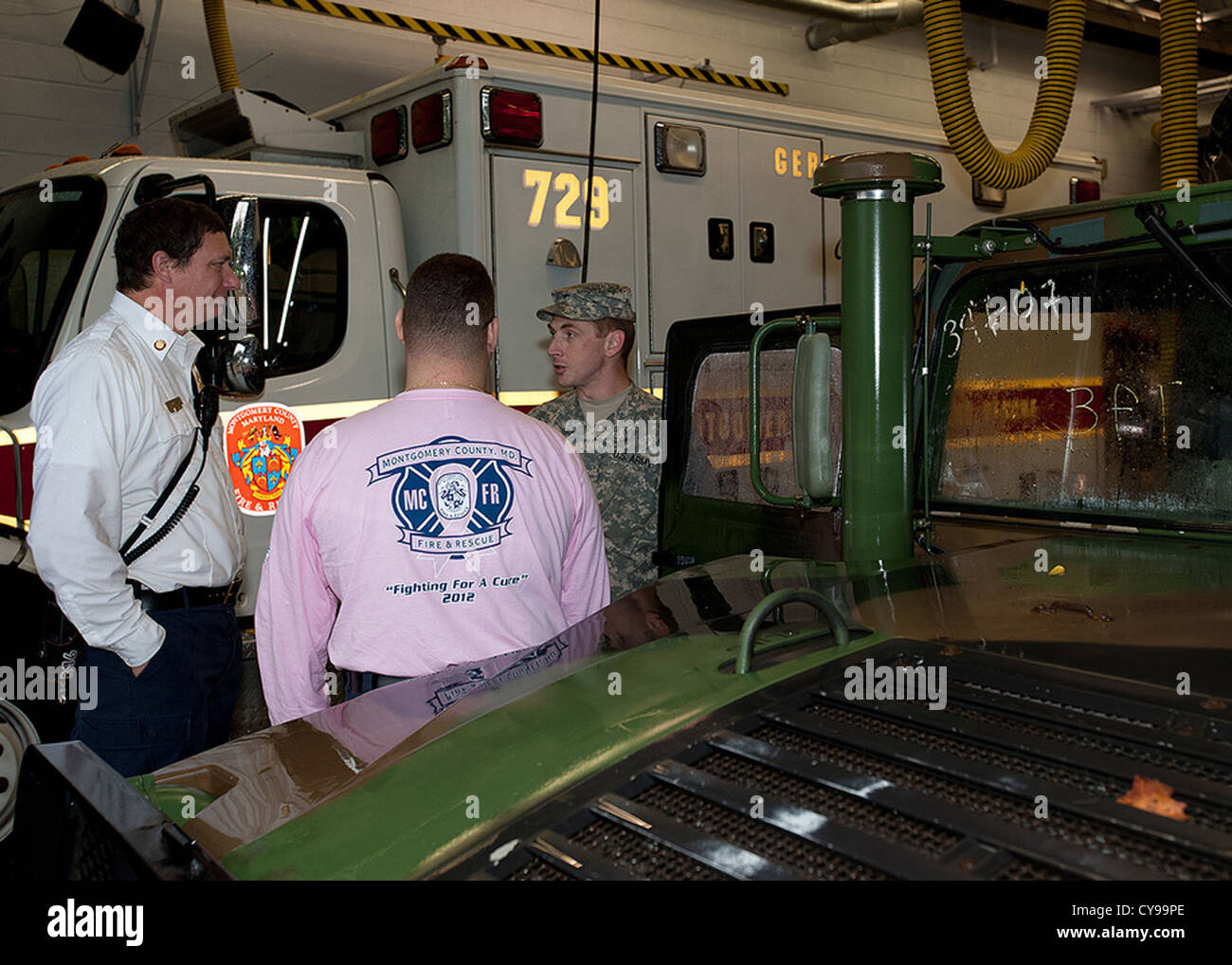 I membri della 58th Battlefield Surveillance Brigade della Guardia Nazionale del Maryland collaborano con il Germantown Volunteer Fire Department in preparazione dell'impatto dell'uragano Sandy nel Maryland. Foto Stock