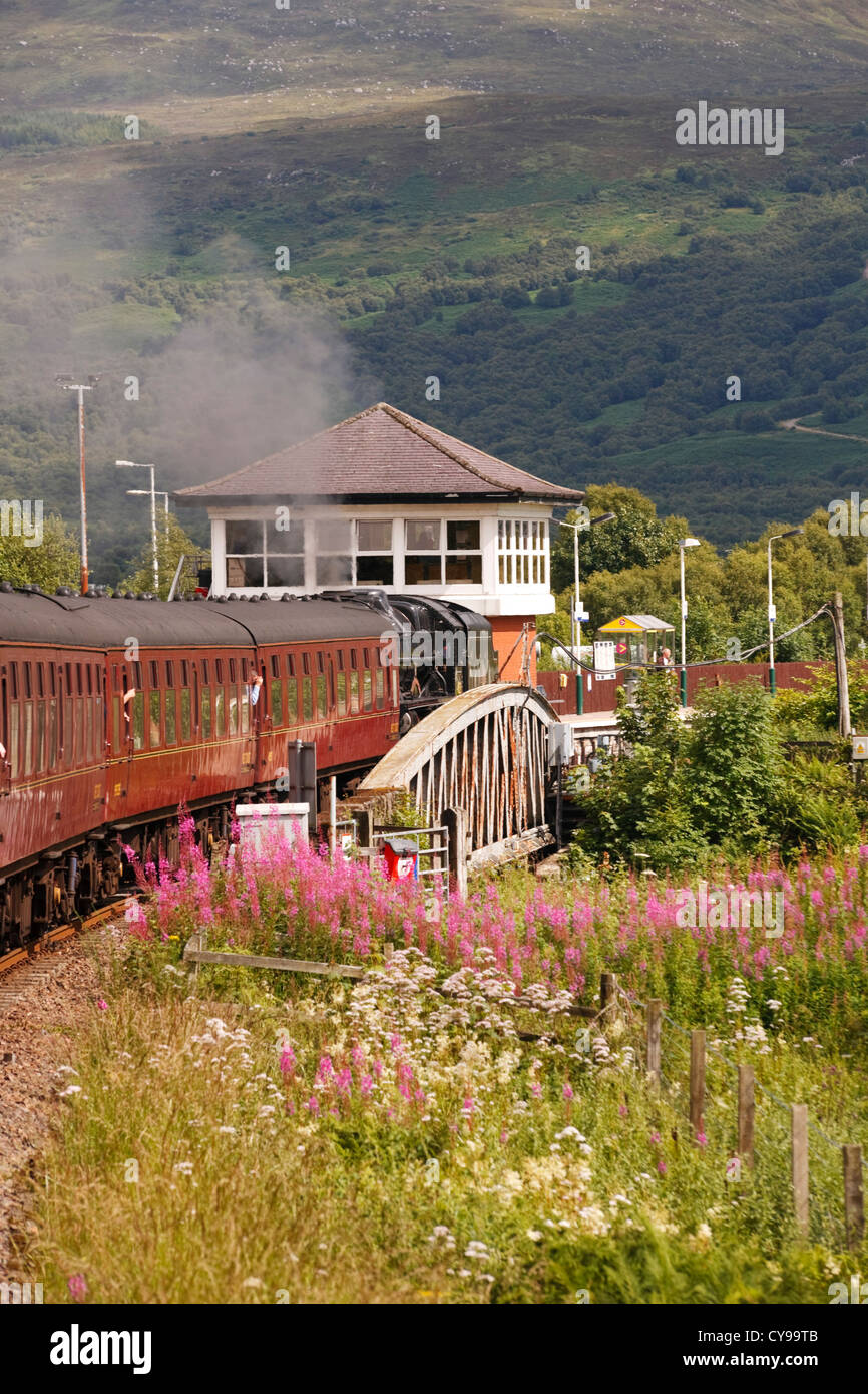 Il treno a vapore Jacobite, 45231 'Sherwood Forester', passa sopra il ponte sospeso mentre si avvicina alla cassa di segnalazione a Banavie Station Scotland. Foto Stock