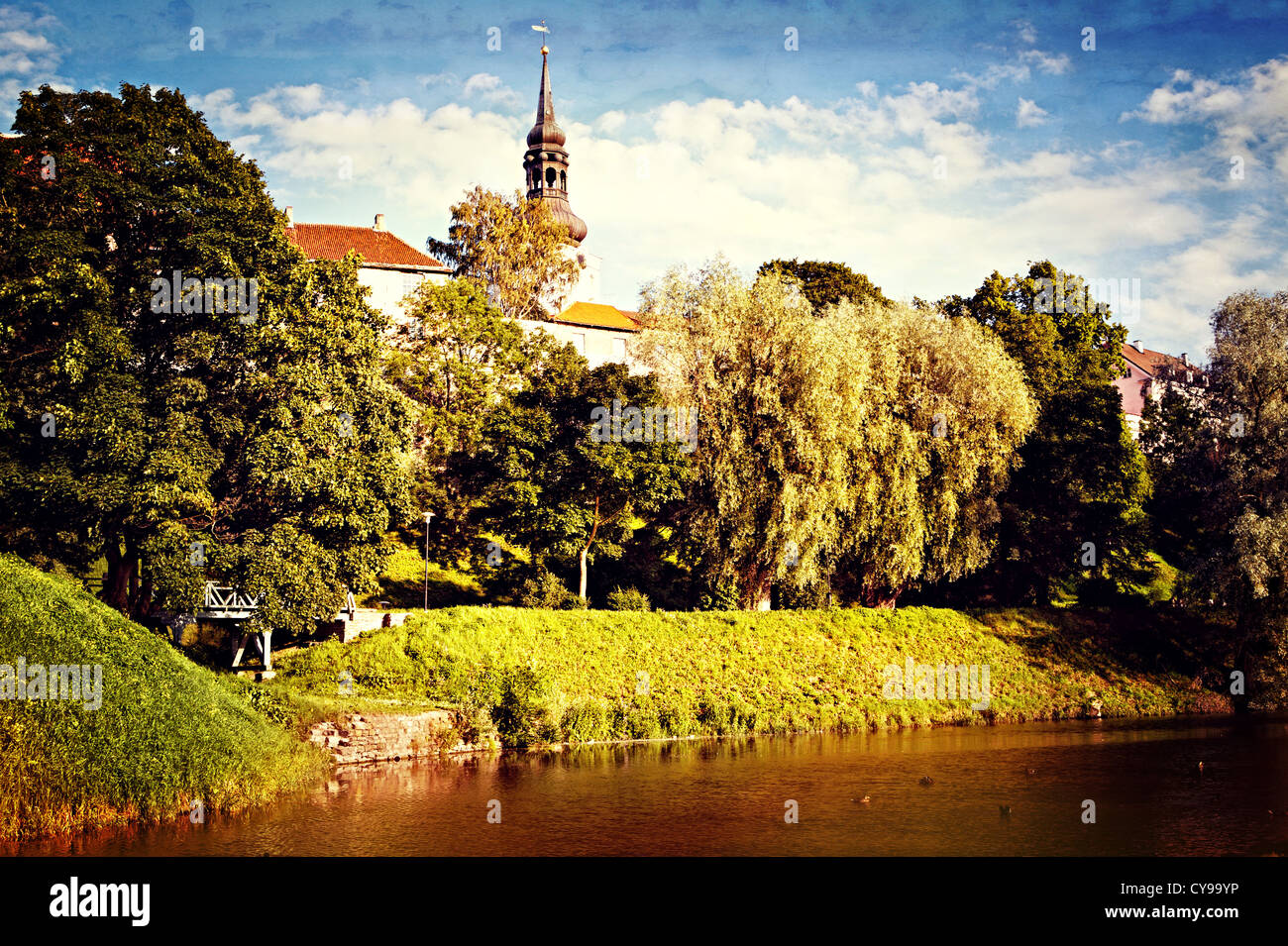 In stile retrò cartolina del parco con laghetto nella vecchia città europea Foto Stock