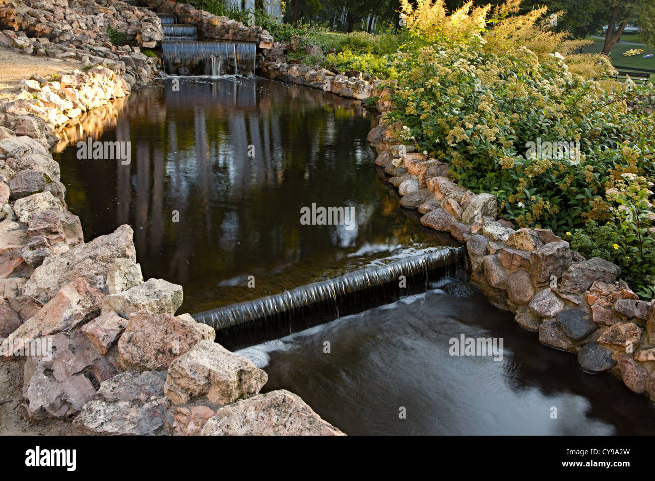 In estate il parco della città con cascata Foto Stock