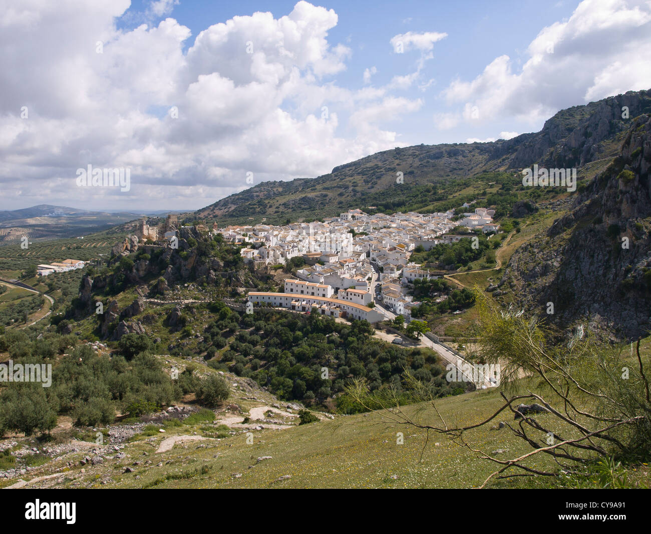 Escursioni nelle montagne Subbéticas in Andalusia Spagna vista del villaggio di Zuheros e il sentiero di avvolgimento in montagna Foto Stock