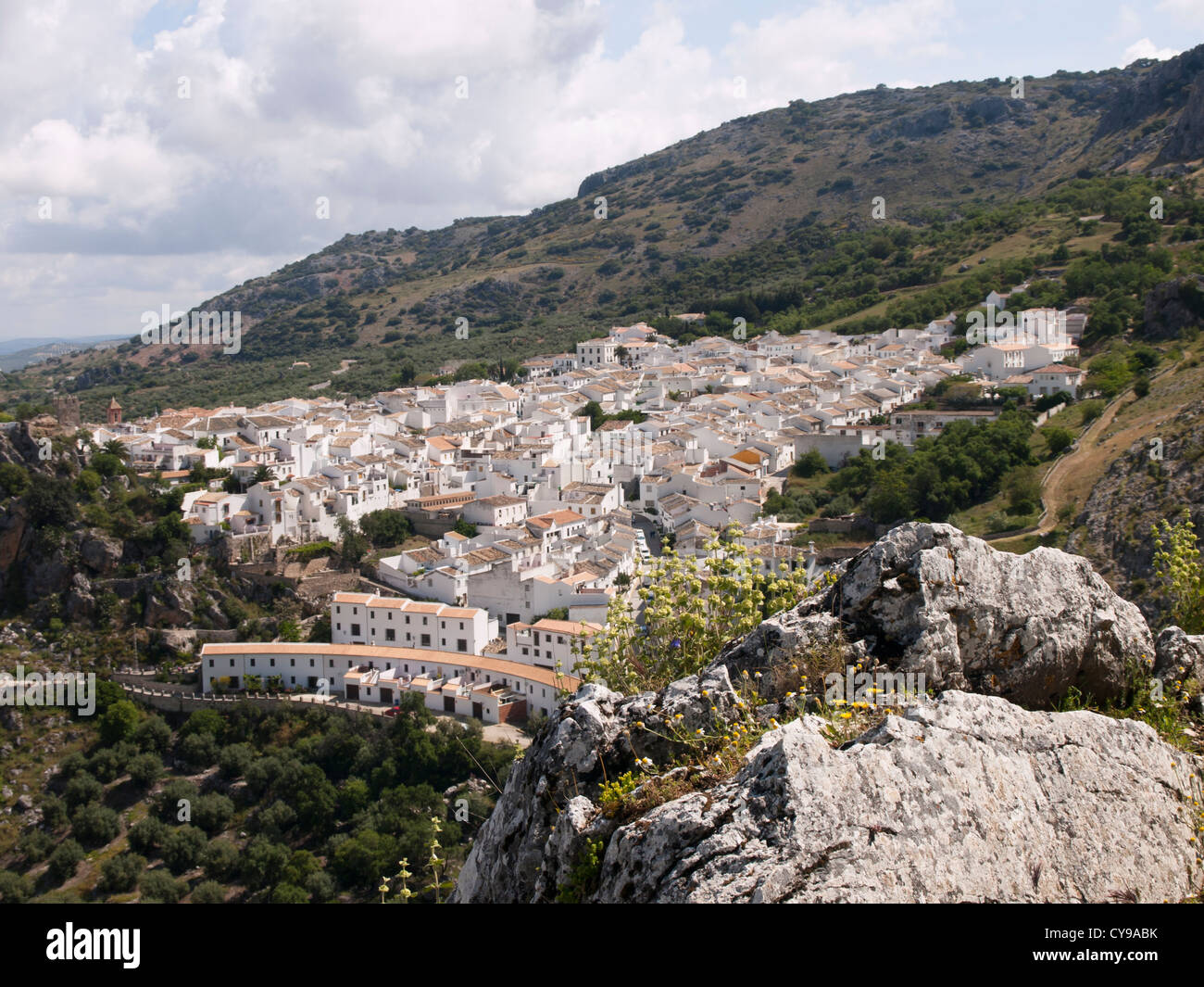 Escursioni nelle montagne Subbéticas in Andalusia Spagna rock a fuoco con il villaggio di Zuheros in background Foto Stock