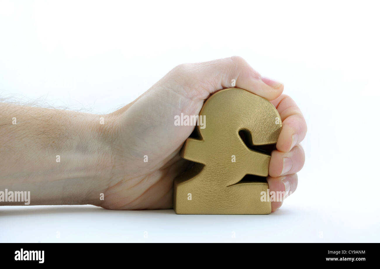 MANS SPREMITURA A MANO tenendo premuto il simbolo cancelletto re le bollette di casa ipoteche Costi di aumento dei prezzi di bilanci di alloggiamento dei redditi salari REGNO UNITO Foto Stock