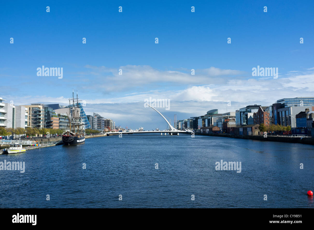 La Samuel Becket ponte sopra il fiume Liffey a Dublino, Irlanda, progettato da Santiago Calatrava. Foto Stock