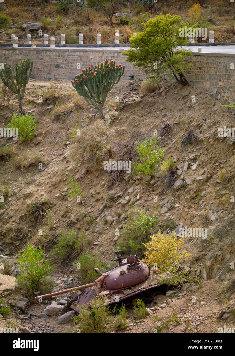 Rovinato esercito etiopico serbatoio sul Massawa- Asmara Road, Eritrea Foto Stock