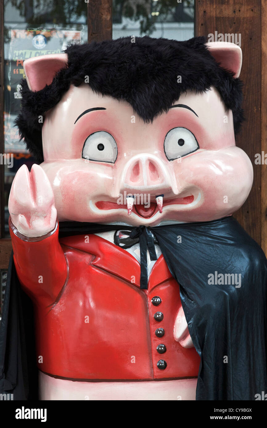 Plastica Porky Pig figura al di fuori dei bar adatto per Halloween con nuovo sangue tinto incisivi capo nero & Dracula parrucca Foto Stock